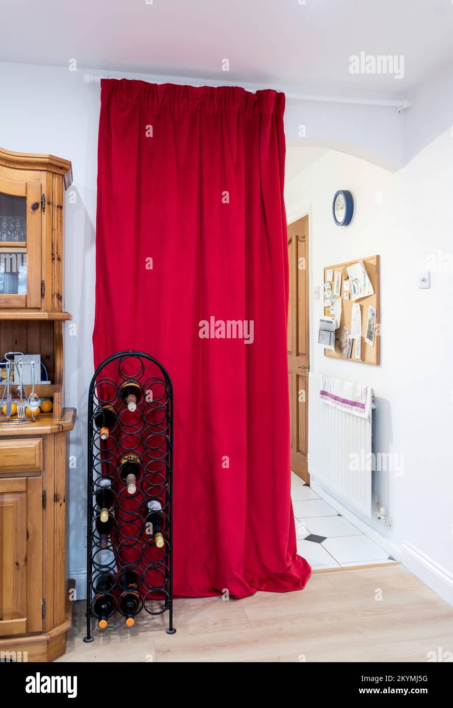 Concepto de ahorro de energía, una cortina forrada pesada entre las habitaciones de una casa Foto de stock