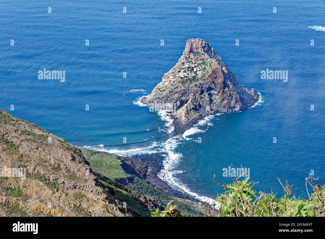 Visión general de Roque de Tierra, una de las Roques de Anaga cerca de la salvaje costa norte de Tenerife, Islas Canarias, España, Noviembre. Foto de stock