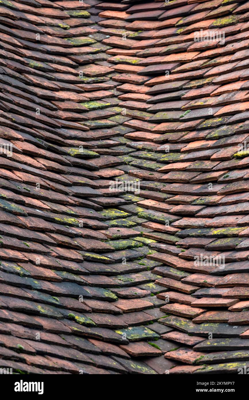 Textura de fondo de las viejas tejas de arcilla roja Foto de stock