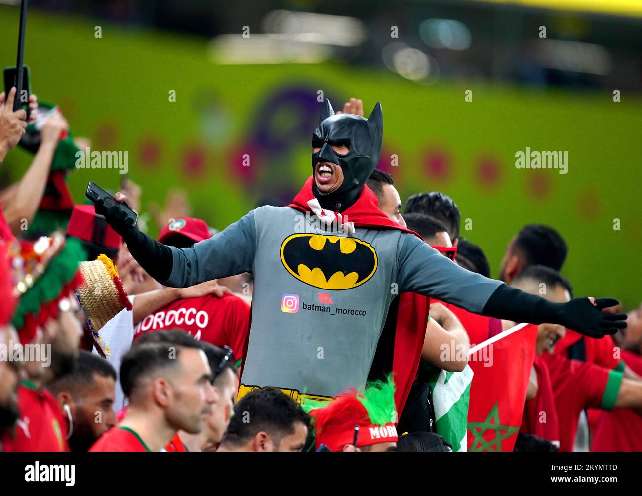 Un fan de Marruecos vestido con un traje de Batman en las gradas durante el  partido del Grupo F de la Copa Mundial de la FIFA en el estadio Al Thumama,  Doha,