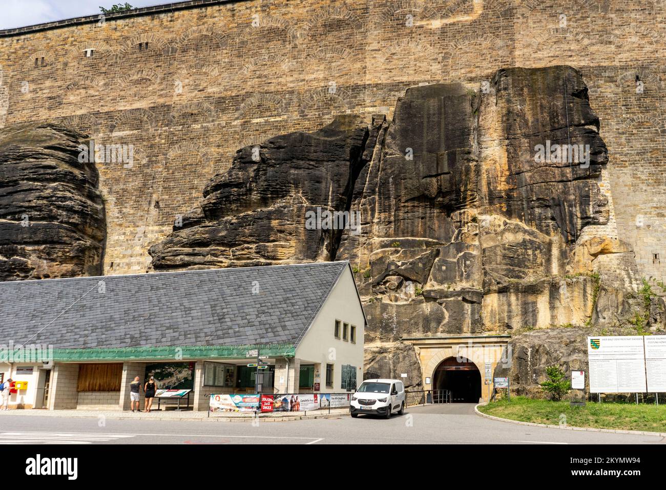 Konigstein es una enorme fortaleza en el sureste de Alemania. Foto de stock