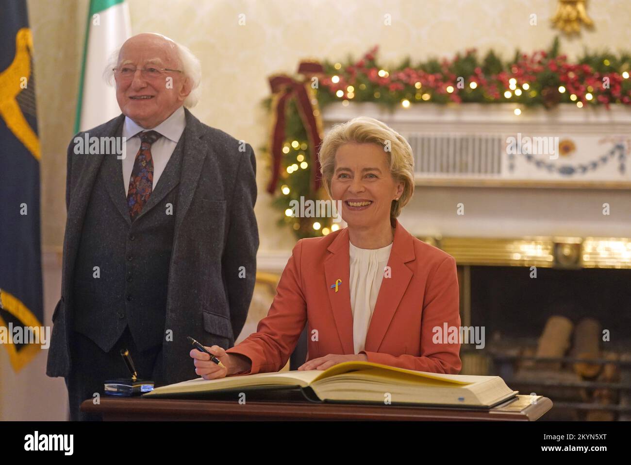 Ursula von der Leyen, Presidenta de la Comisión Europea, firma el libro Distinguished Guest mientras se reúne con el Presidente Michael D. Higgins en Houses of Oireachtas en Dublín. Fecha de la foto: Jueves 1 de diciembre de 2022. Foto de stock