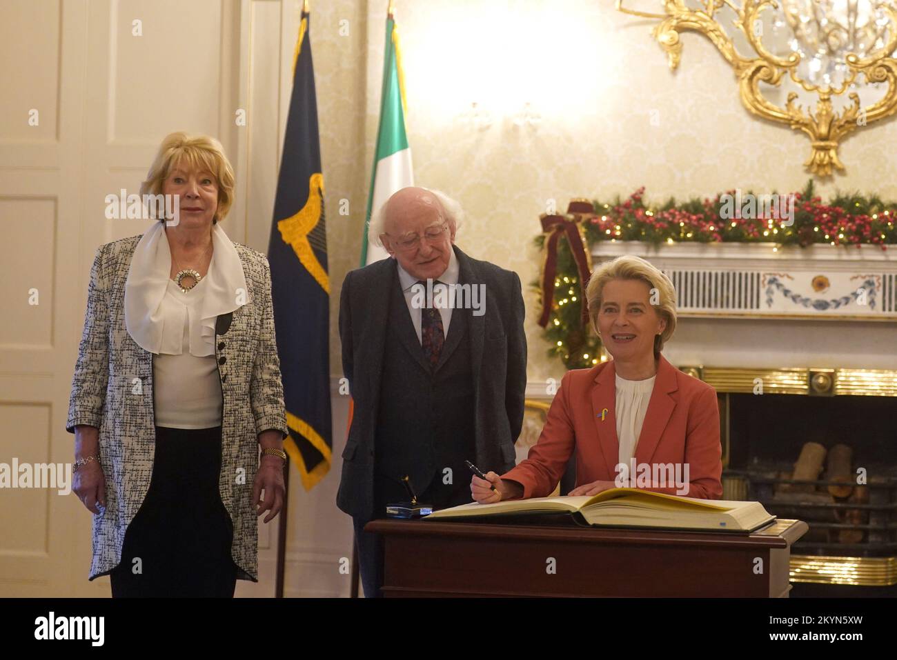 Ursula von der Leyen, Presidenta de la Comisión Europea, firma el libro Distinguished guests mientras conoce al presidente Michael D. Higgins y a su esposa Sabina en Houses of Oireachtas en Dublín. Fecha de la foto: Jueves 1 de diciembre de 2022. Foto de stock