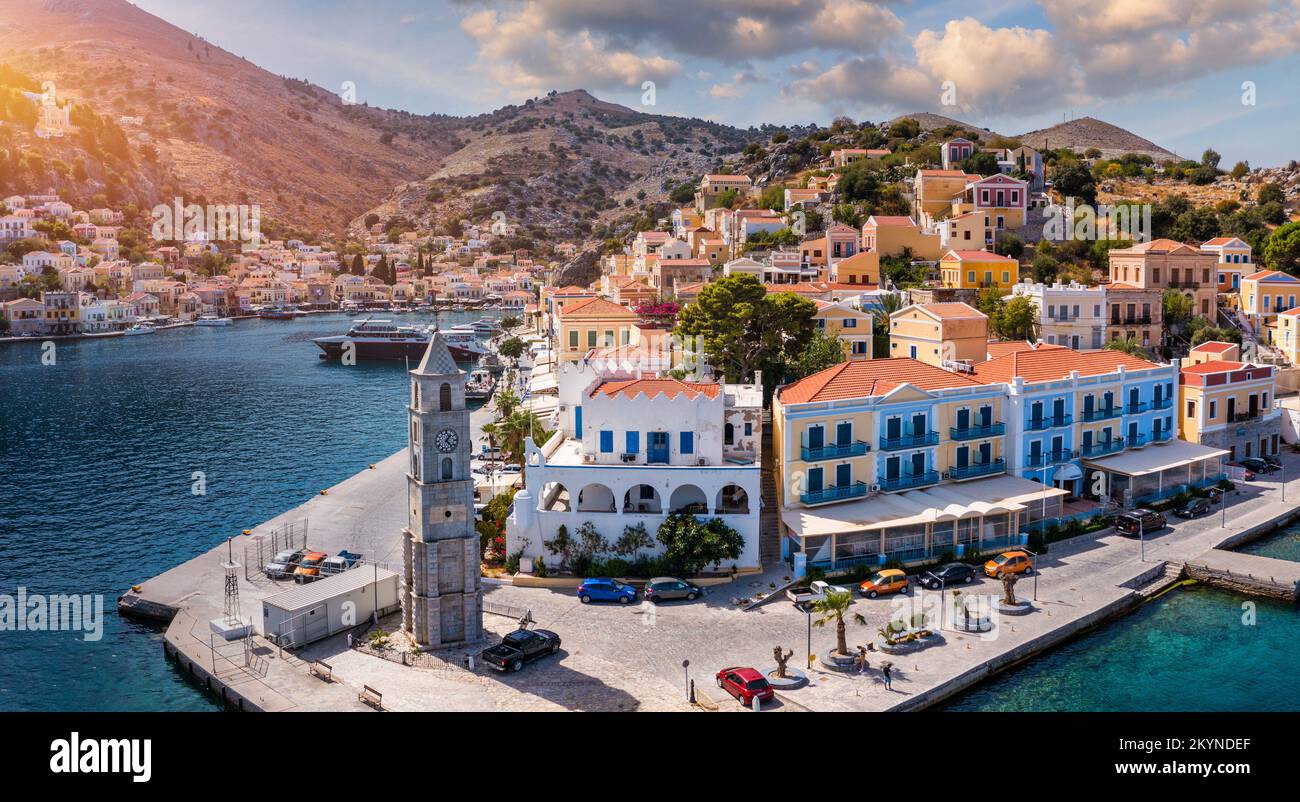 Vista aérea de la hermosa isla griega de Symi (Simi) con casas ...