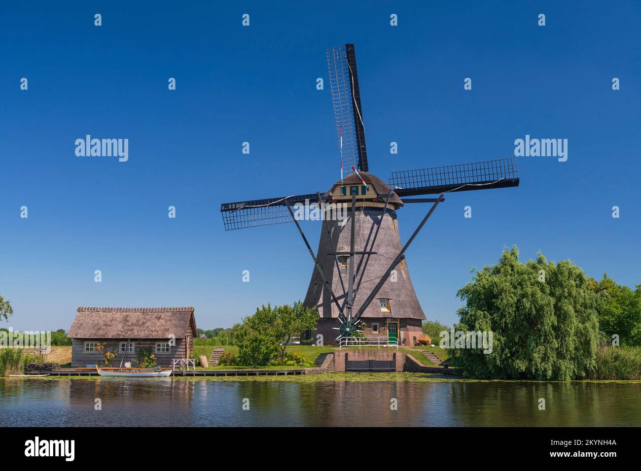 Holanda, Provincia de Holanda del Sur, Kinderdijk, uno de los 19 molinos de viento del pueblo construido en el siglo 18th. Foto de stock