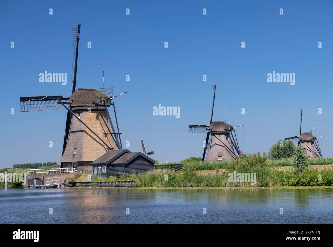 Holanda, Provincia de Holanda del Sur, Kinderdijk, algunos de los 19 molinos de viento del pueblo construido en el siglo 18th. Foto de stock