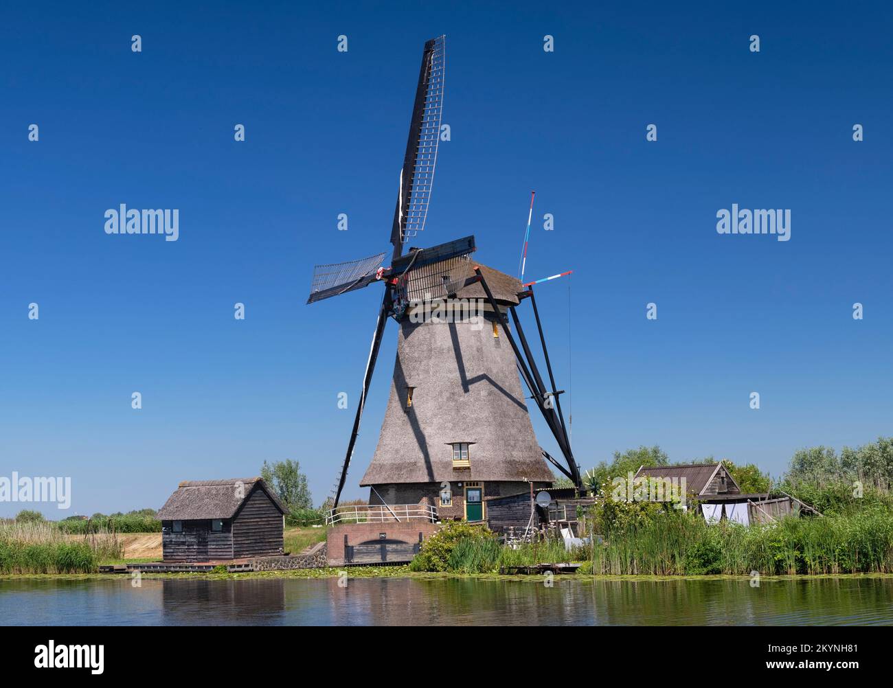 Holanda, Provincia de Holanda del Sur, Kinderdijk, uno de los 19 molinos de viento del pueblo construido en el siglo 18th. Foto de stock
