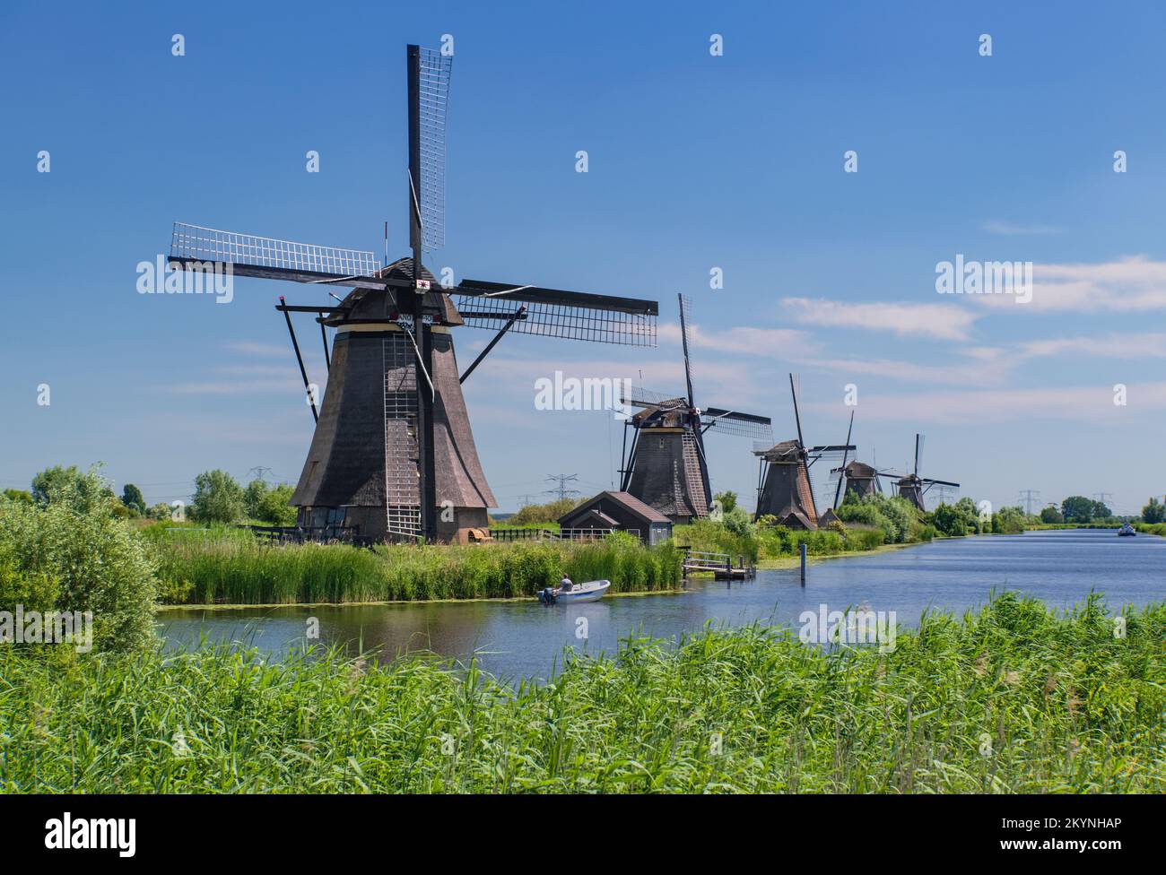 Holanda, Provincia de Holanda del Sur, Kinderdijk, algunos de los 19 molinos de viento del pueblo construido en el siglo 18th. Foto de stock