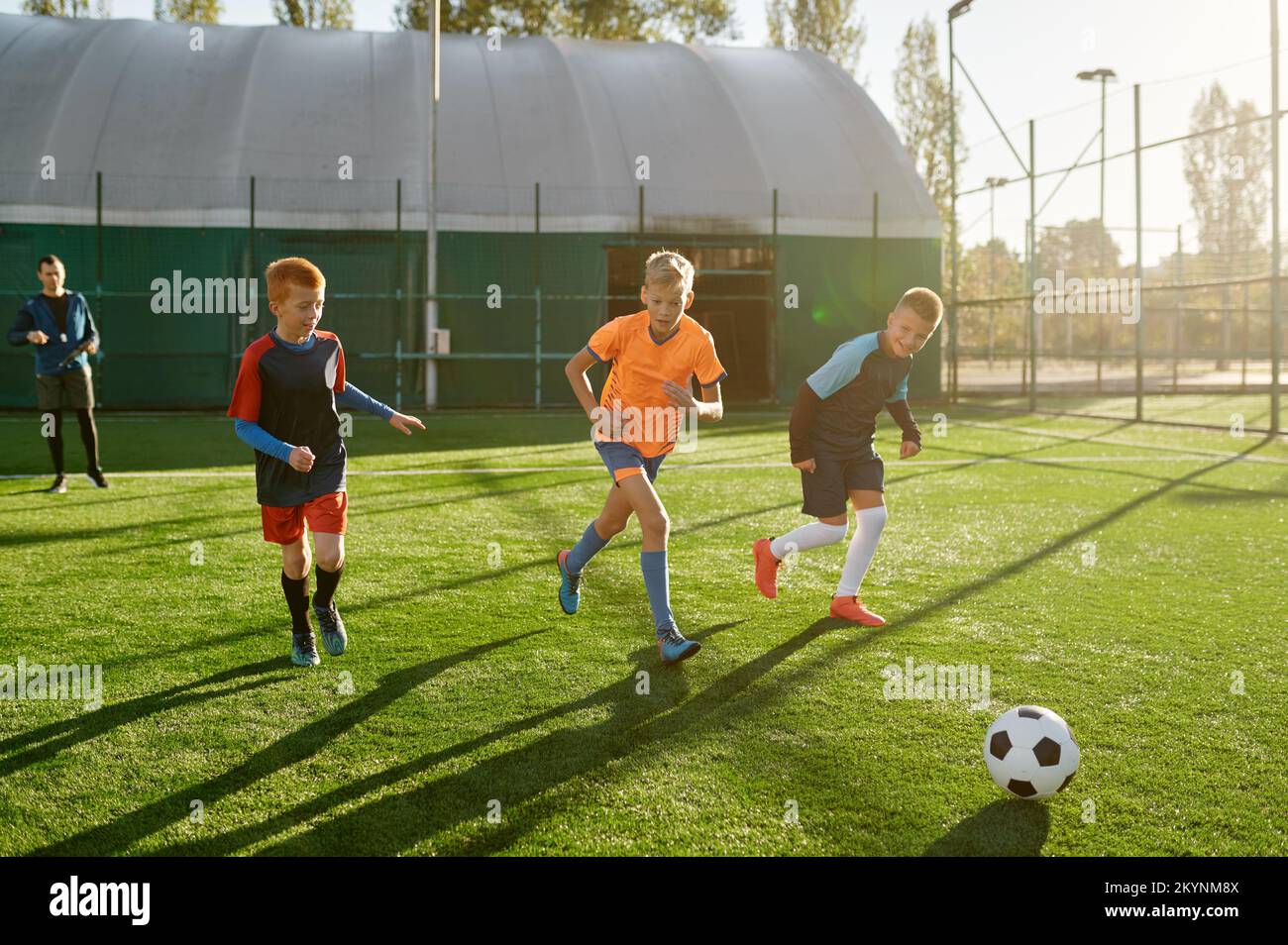 Chicos jóvenes en el club de fútbol deportivo en la unidad de entrenamiento mejorar las habilidades Foto de stock