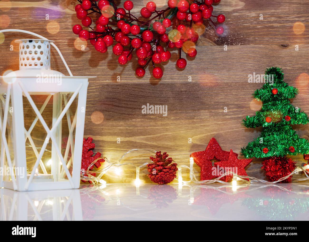 Fondo de navidad con linterna lámpara y decoraciones. Feliz Año Nuevo y feliz Navidad tarjeta de felicitación Foto de stock