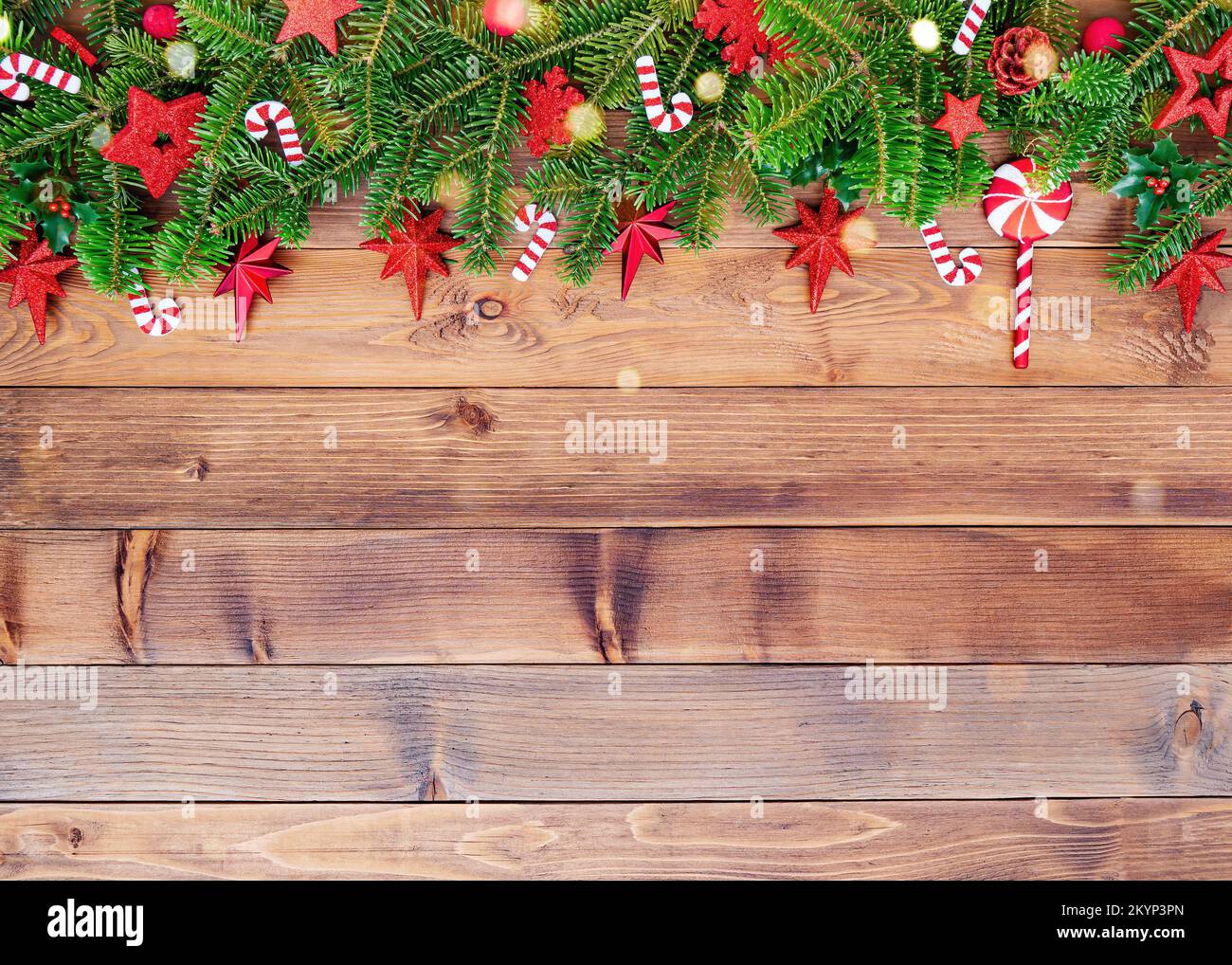 Fondo de navidad con ramas de abeto, conos, los copos de nieve y decoraciones Foto de stock