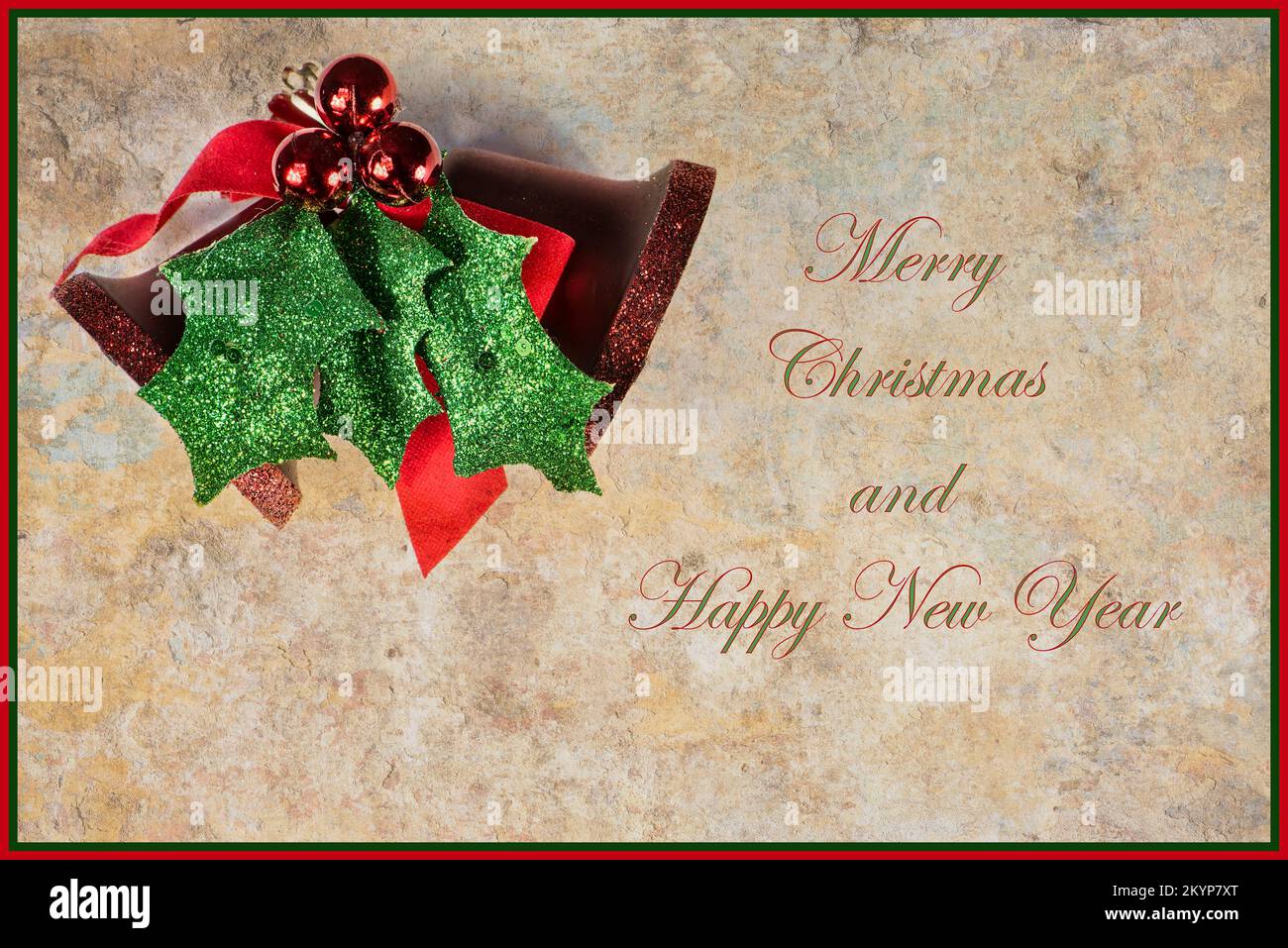 Tarjeta de felicitación navideña con texto Merry Christmas con adornos rojos y verdes Foto de stock