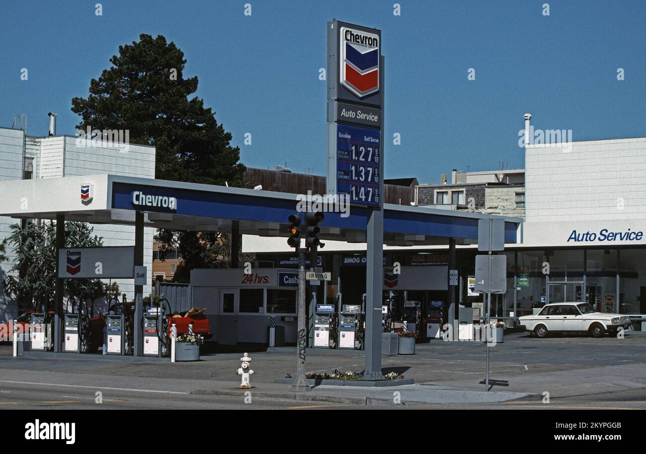 Precios del gas en 1993 en una gasolinera Chevron en San Francisco, California Foto de stock