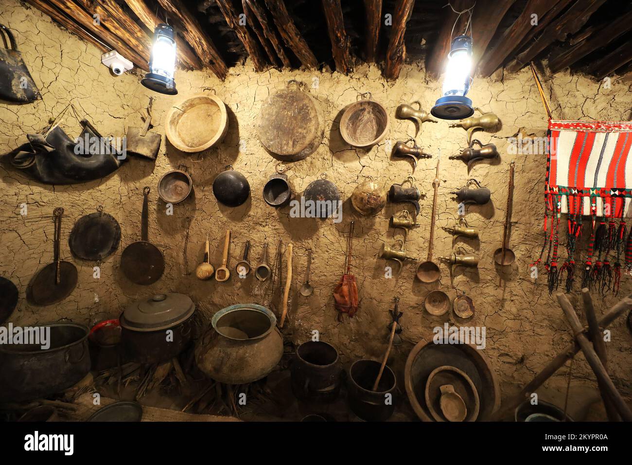 Antiguas artesanías tradicionales en el interior de la antigua casa árabe de barro - Museo del patrimonio de Al Malad - Al Baha , Arabia Saudita Foto de stock