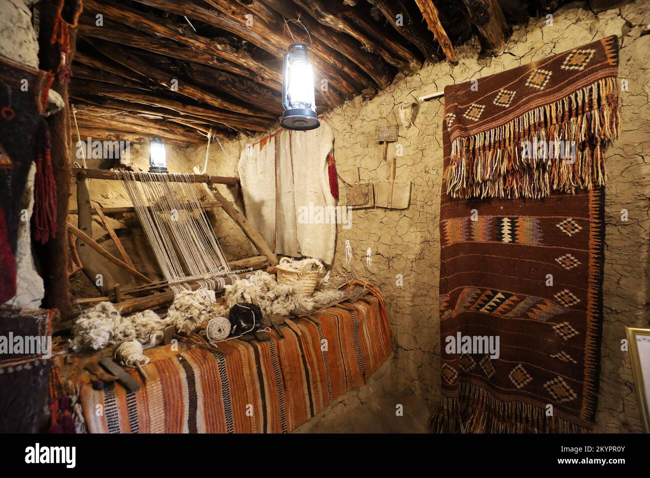Antiguas artesanías tradicionales en el interior de la antigua casa árabe de barro - Museo del patrimonio de Al Malad - Al Baha , Arabia Saudita Foto de stock