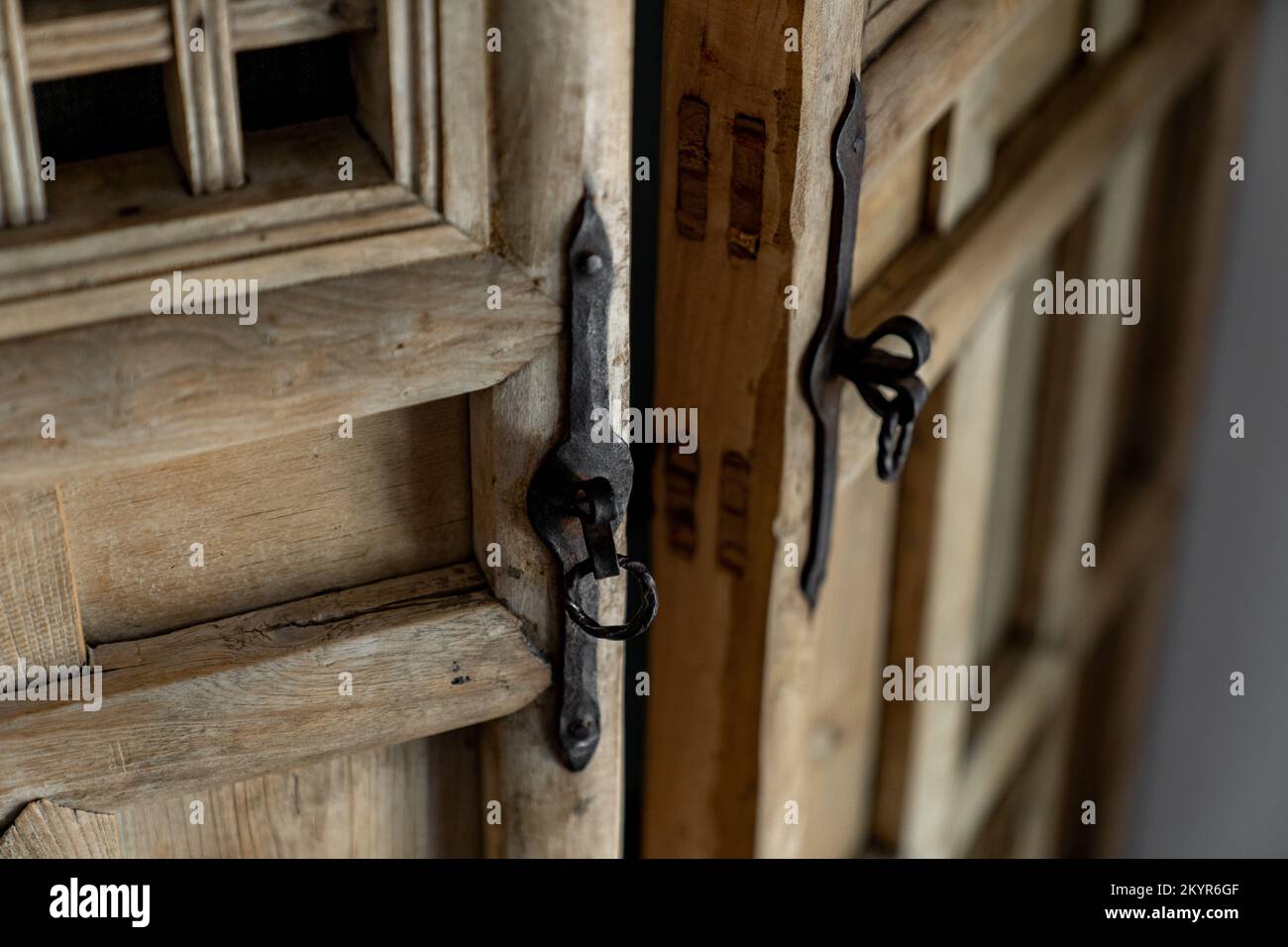 Un par de encantadoras puertas rústicas con hardware antiguo de hierro forjado en el hotel en Portugal Foto de stock