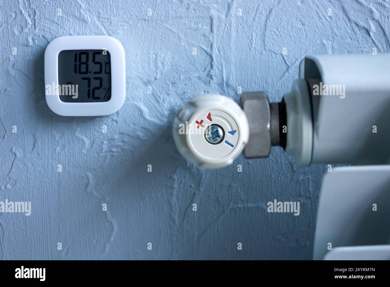 Radiador de calefacción con regulador de temperatura. Un termómetro que  muestra los grados y la humedad en el apartamento. Calefacción de gas de  invierno Fotografía de stock - Alamy