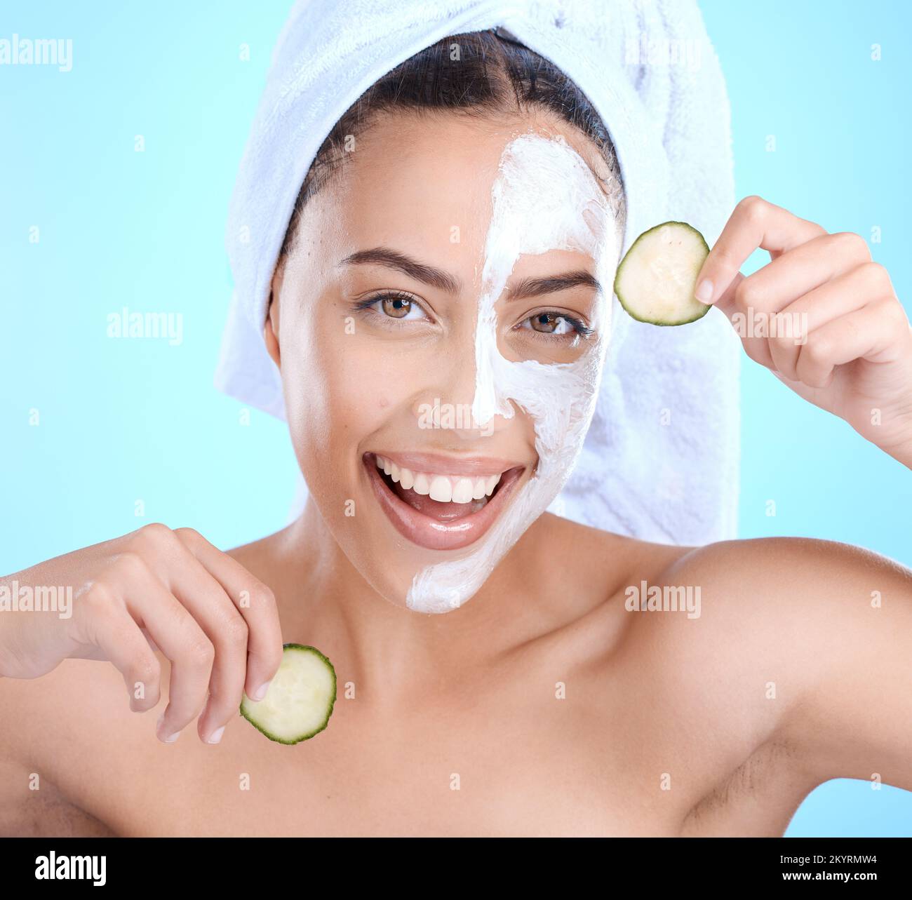 Mujer negra, pepino cuidado de la piel y crema en la cara para relajar los  ojos, la salud de la piel y la hidratación natural bienestar. Modelo  saludable, cara feliz con sonrisa