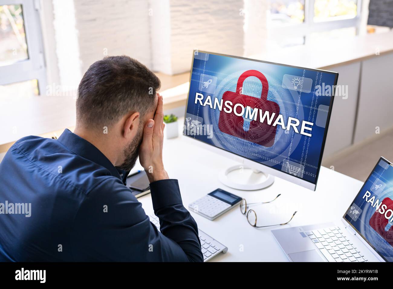 Ransomware Cyber Attack que muestra la pantalla encriptada de los archivos personales Foto de stock