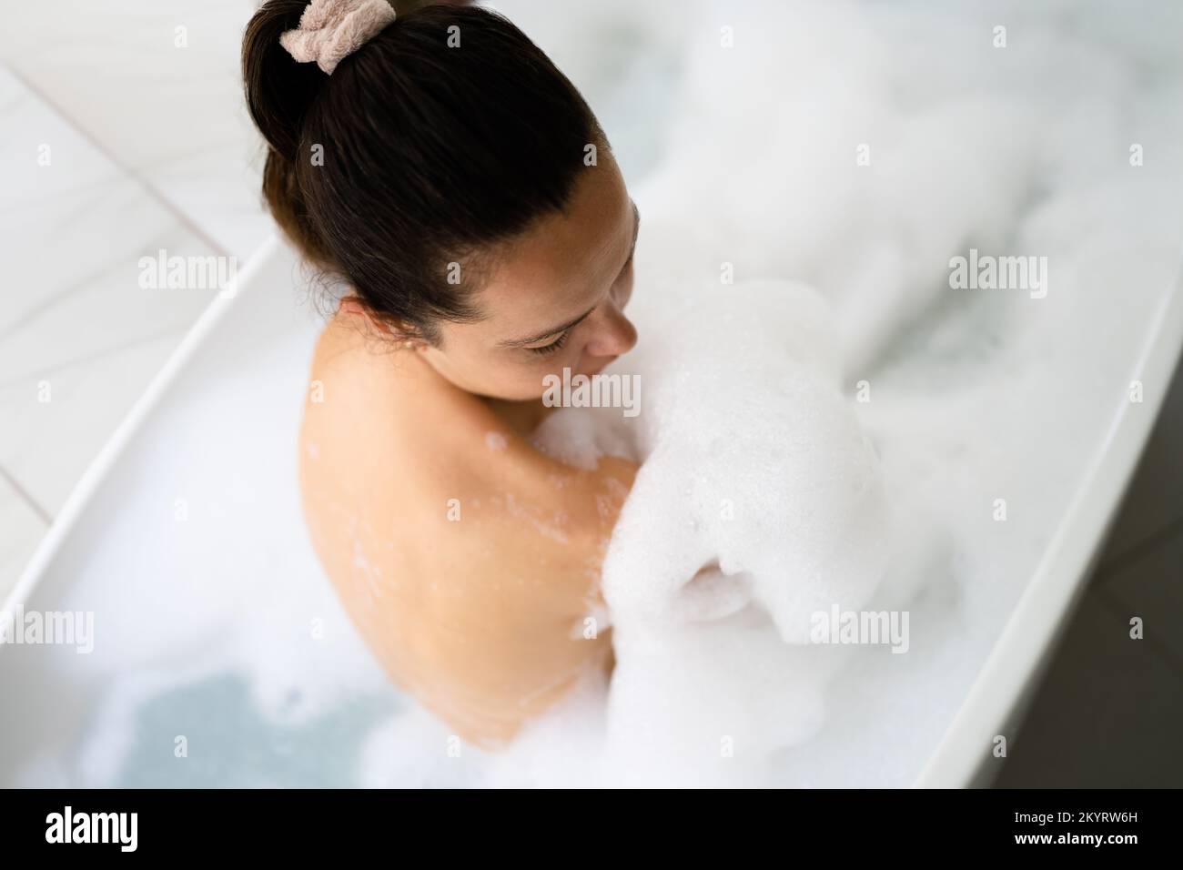 Bonita persona Baño Spa Cuidado y relax Foto de stock