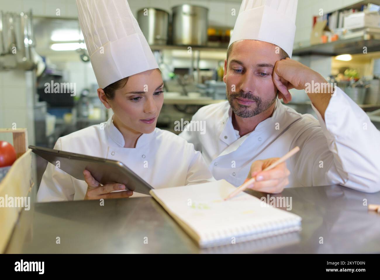 Chef y su ayudante en la cocina bistro