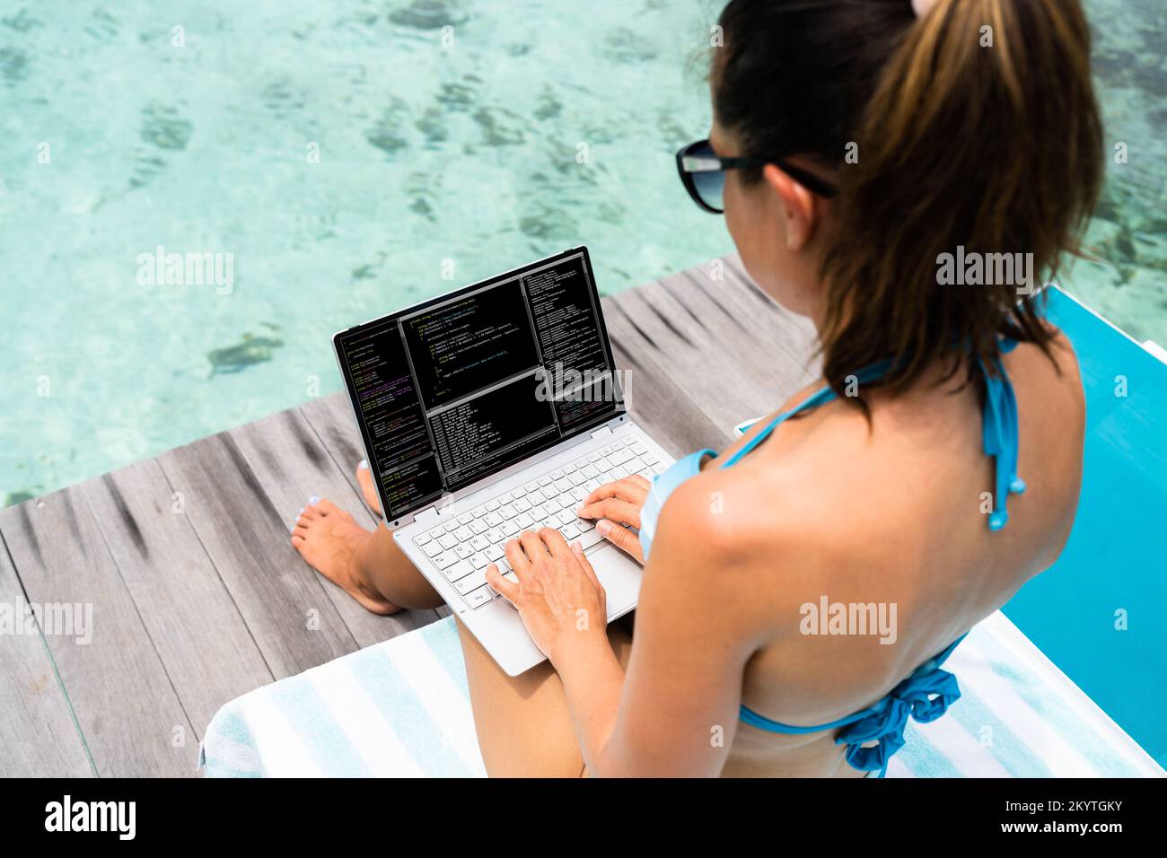 Programador informático con software de desarrollo en portátil durante las vacaciones Foto de stock