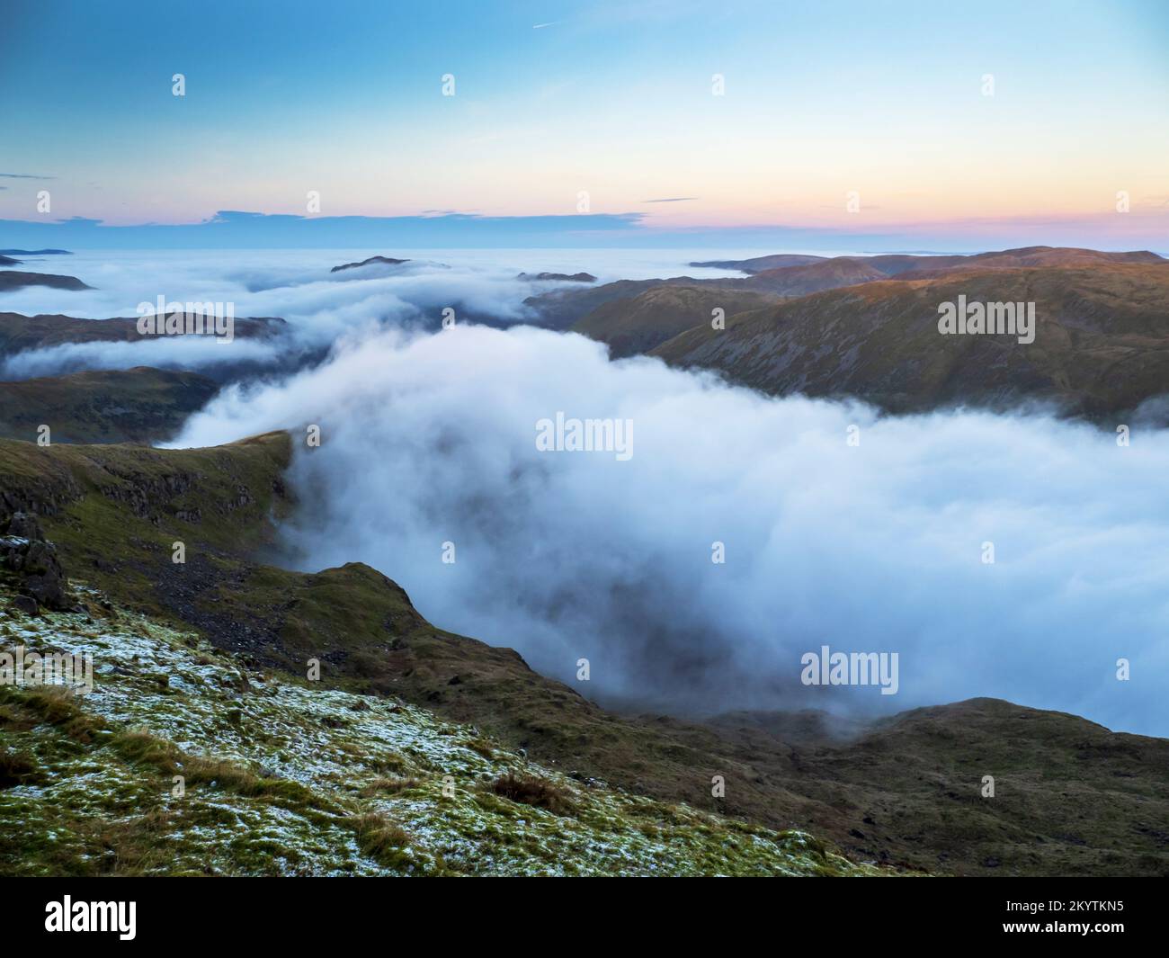 La niebla de una inversión de temperatura de Red Screes sobre Ambleside, Lake District, Reino Unido, mirando hacia la solla cayó. Foto de stock