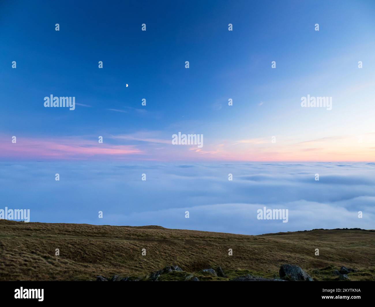 Neblina de una inversión de temperatura de Red Screes sobre Ambleside, Lake District, Reino Unido mirando al sureste. Foto de stock