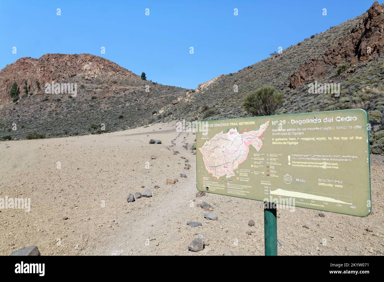 Tabla de información por ruta montana Sendero 29, en dirección al pico de La Fortaleza y a la Degollada del Cedro, Parque Nacional del Teide, Tenerife, ca Foto de stock