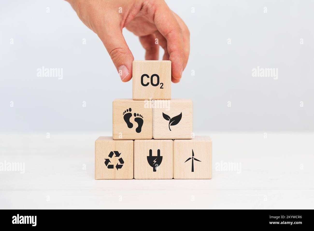 Dióxido de carbono, concepto de huella de carbono con bloques de madera Foto de stock