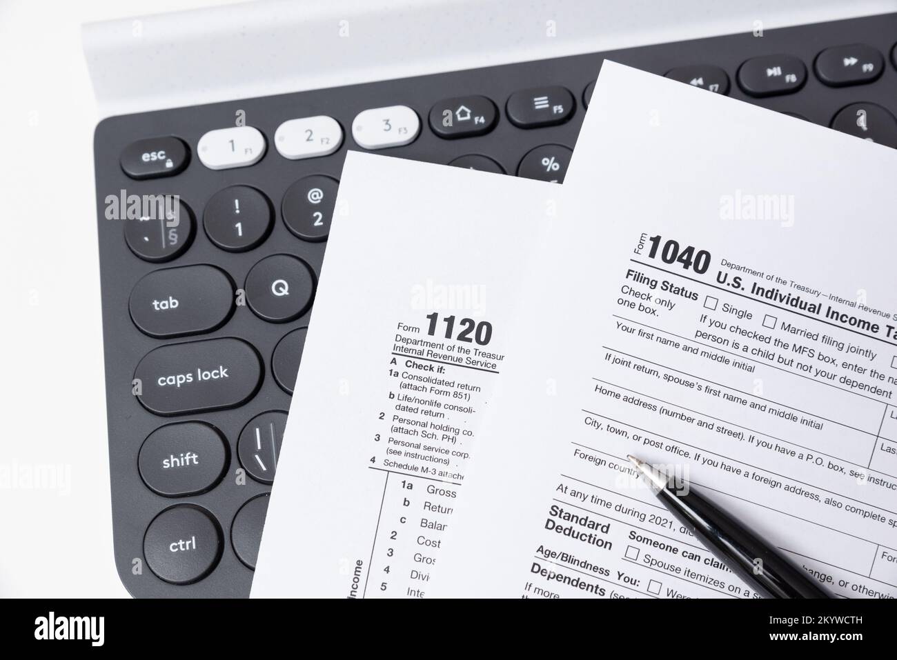 Formulario de impuestos DE EE.UU. En el teclado del ordenador. Concepto de ingresos fiscales Foto de stock