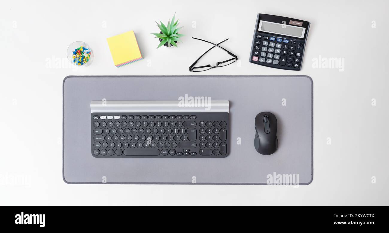 Ratón y teclado inalámbricos para ordenador. Espacio de trabajo en el fondo de la oficina, vista superior Foto de stock