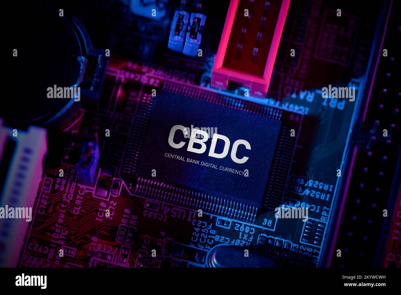 CBDC - tecnología de moneda digital del banco central. Chip de ordenador en placa base Foto de stock