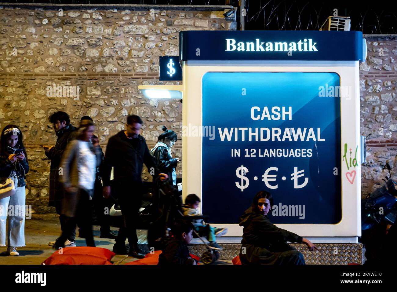 Viaje a Estambul. Retiro de efectivo, atm en 12 idiomas. Bancos turcos en la calle Istiklal, Estambul, Turquía. Turistas en ATMs Turquía Foto de stock