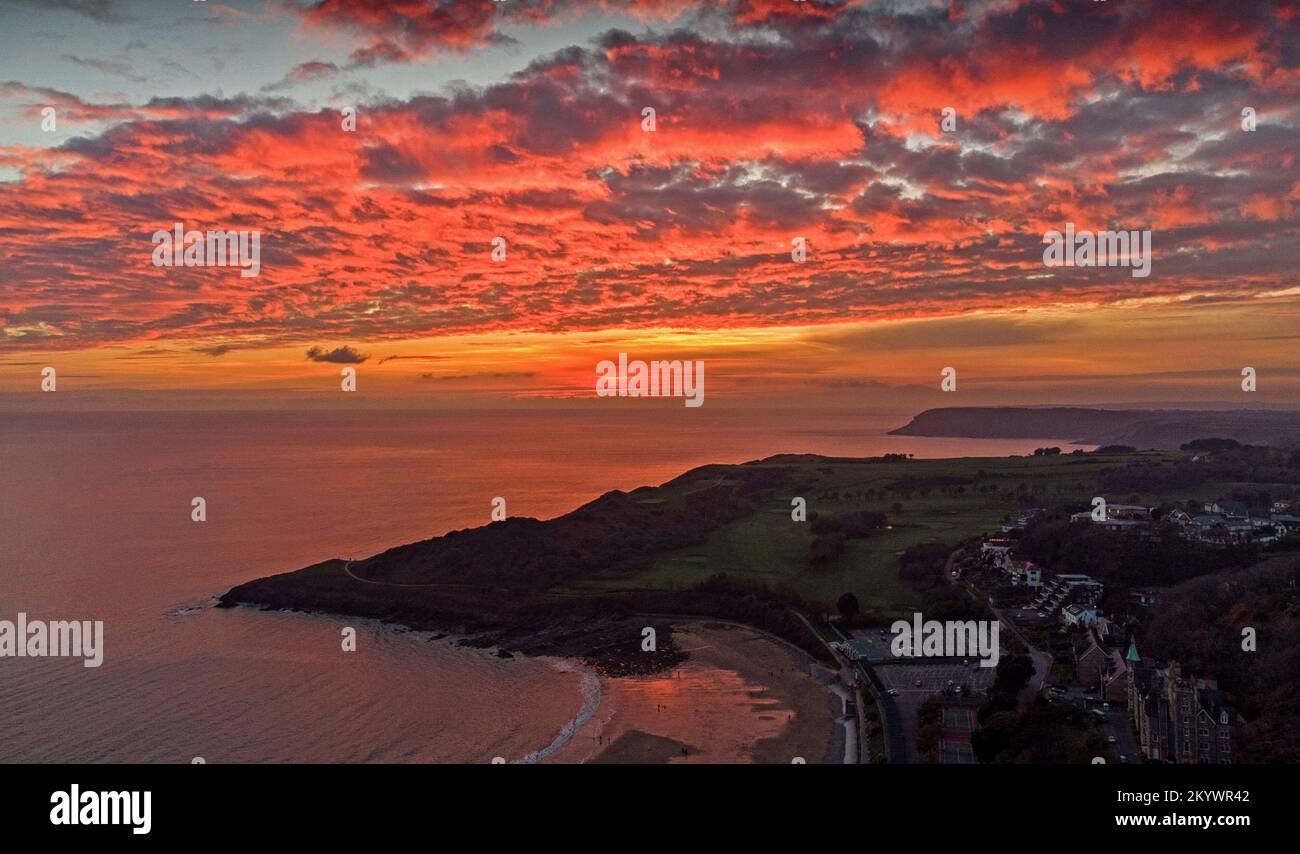 Swansea, Reino Unido. 02nd de Dic de 2022. El mar brilla de color rosa cuando el sol se pone sobre la bahía de Langland, en la península de Gower, cerca de Swansea, al final de un frío día de invierno. Crédito: Phil Rees/Alamy Live News Foto de stock