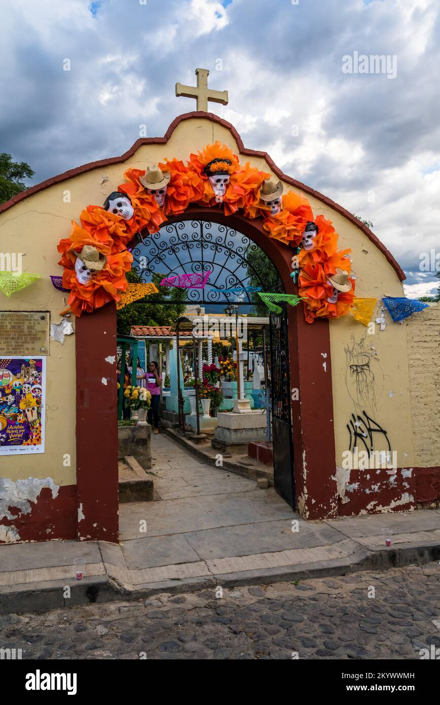 La entrada al Cementerio Xochimilco decorado por el Día de Muertos o ...