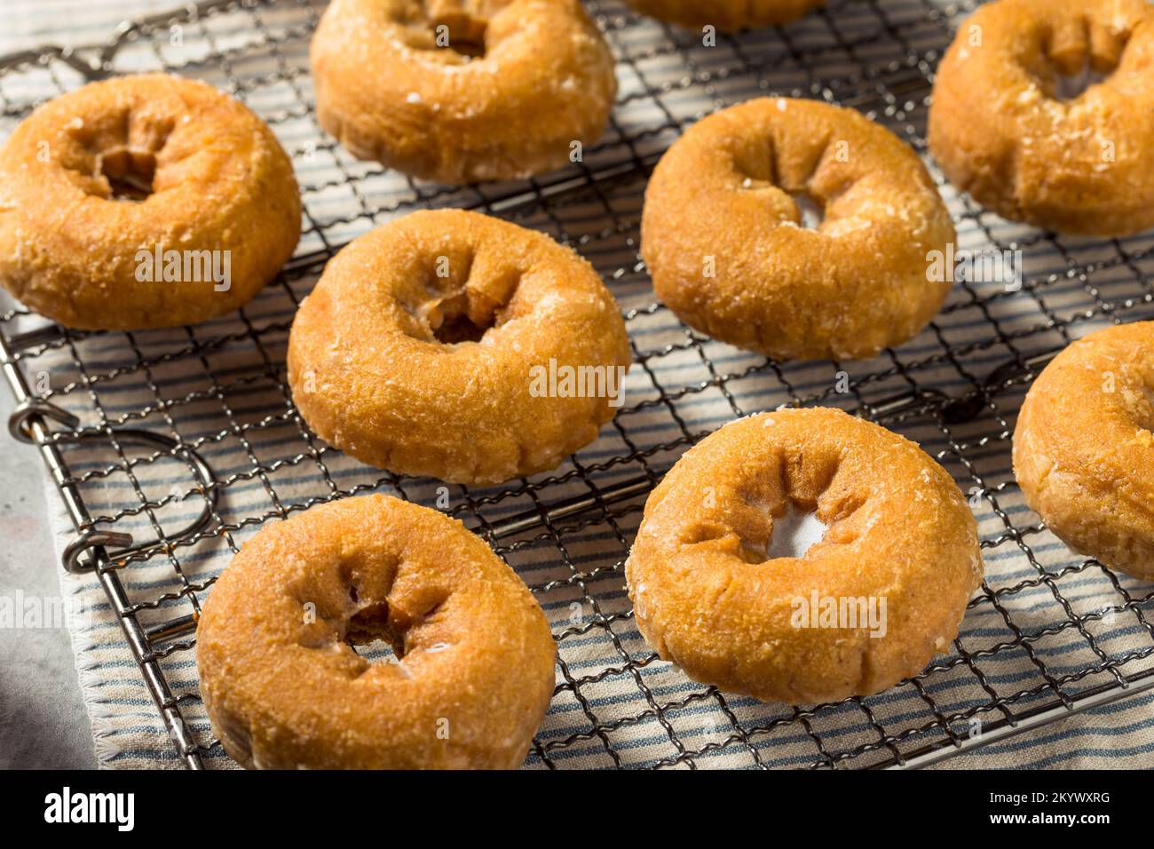 Donuts caseros de especias de calabaza para desayunar Foto de stock