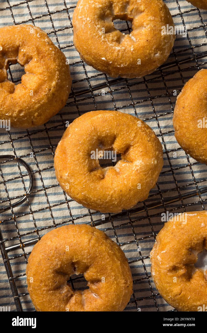 Donuts caseros de especias de calabaza para desayunar Foto de stock