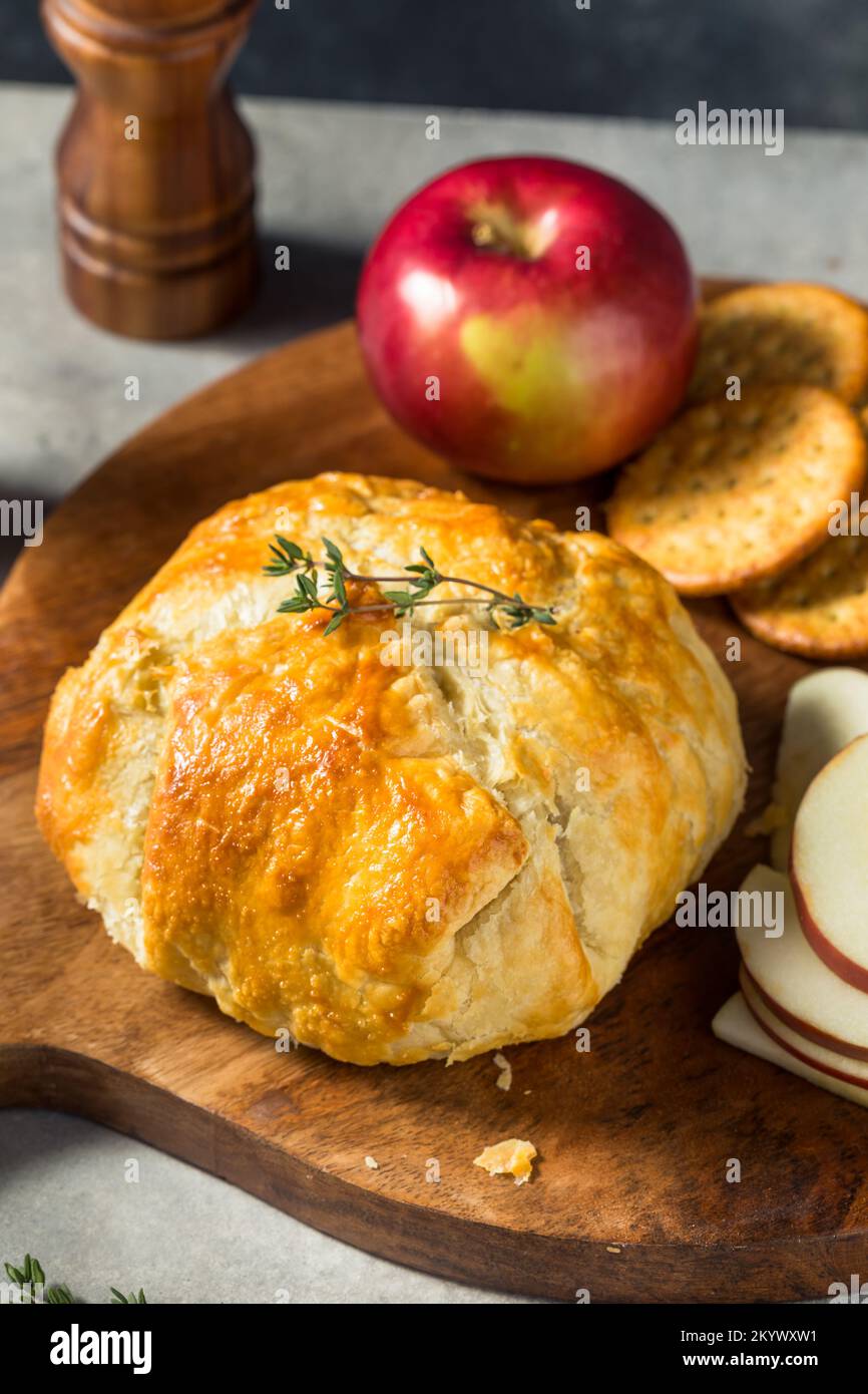 Pastel de puff brie casero con manzana y galletas Foto de stock