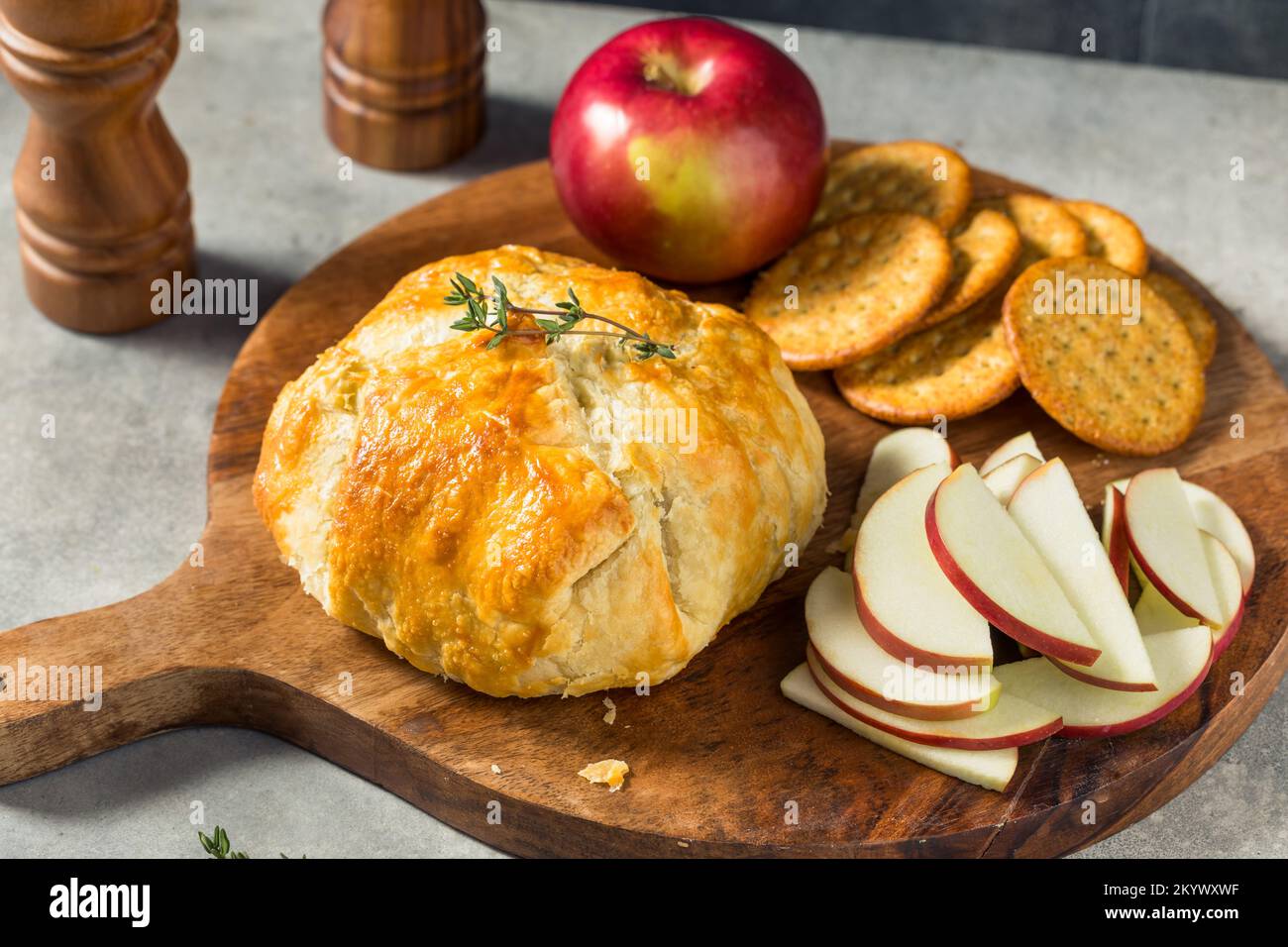 Pastel de puff brie casero con manzana y galletas Foto de stock
