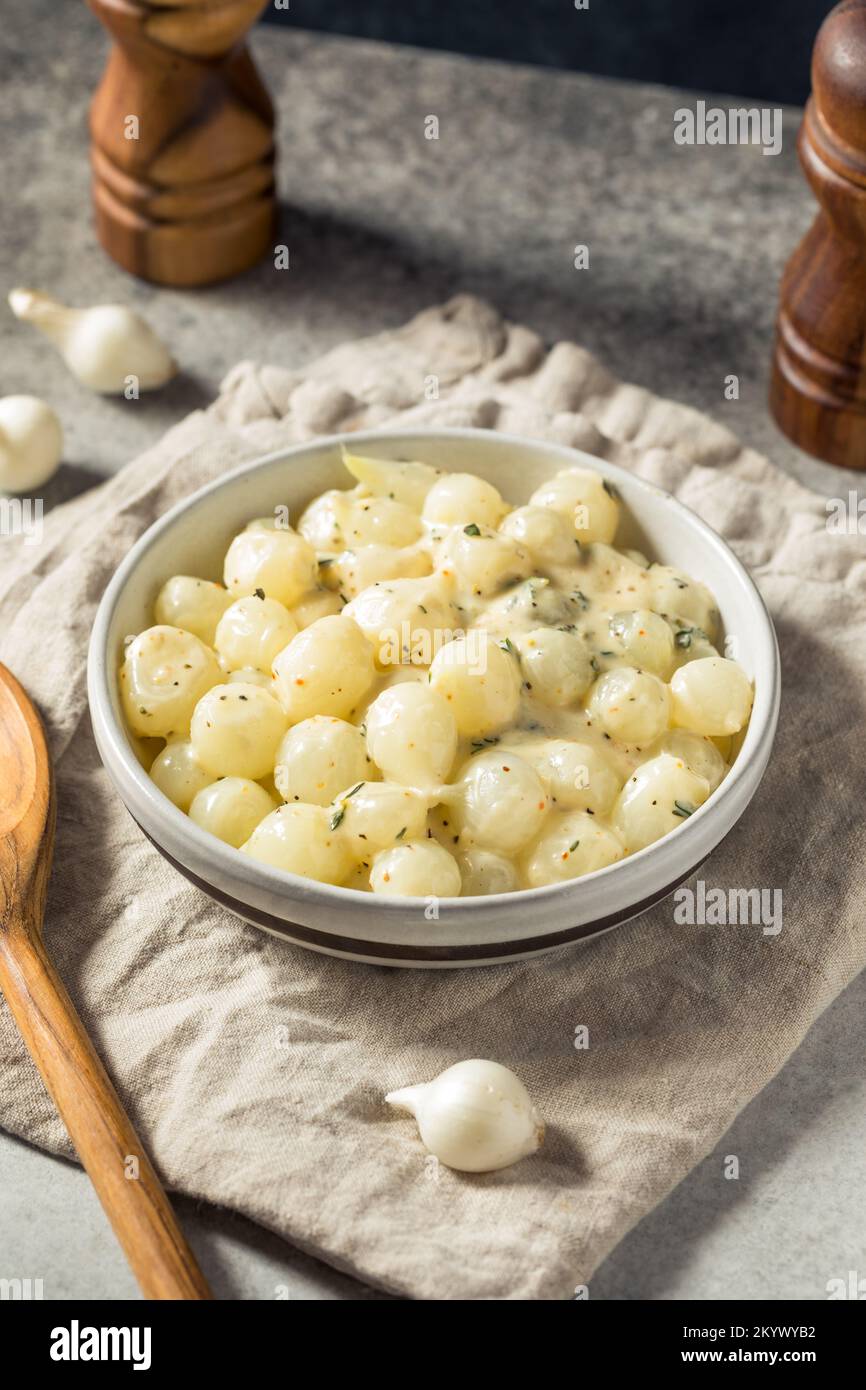 Cebollas cremosas caseras de perla con tomillo Foto de stock