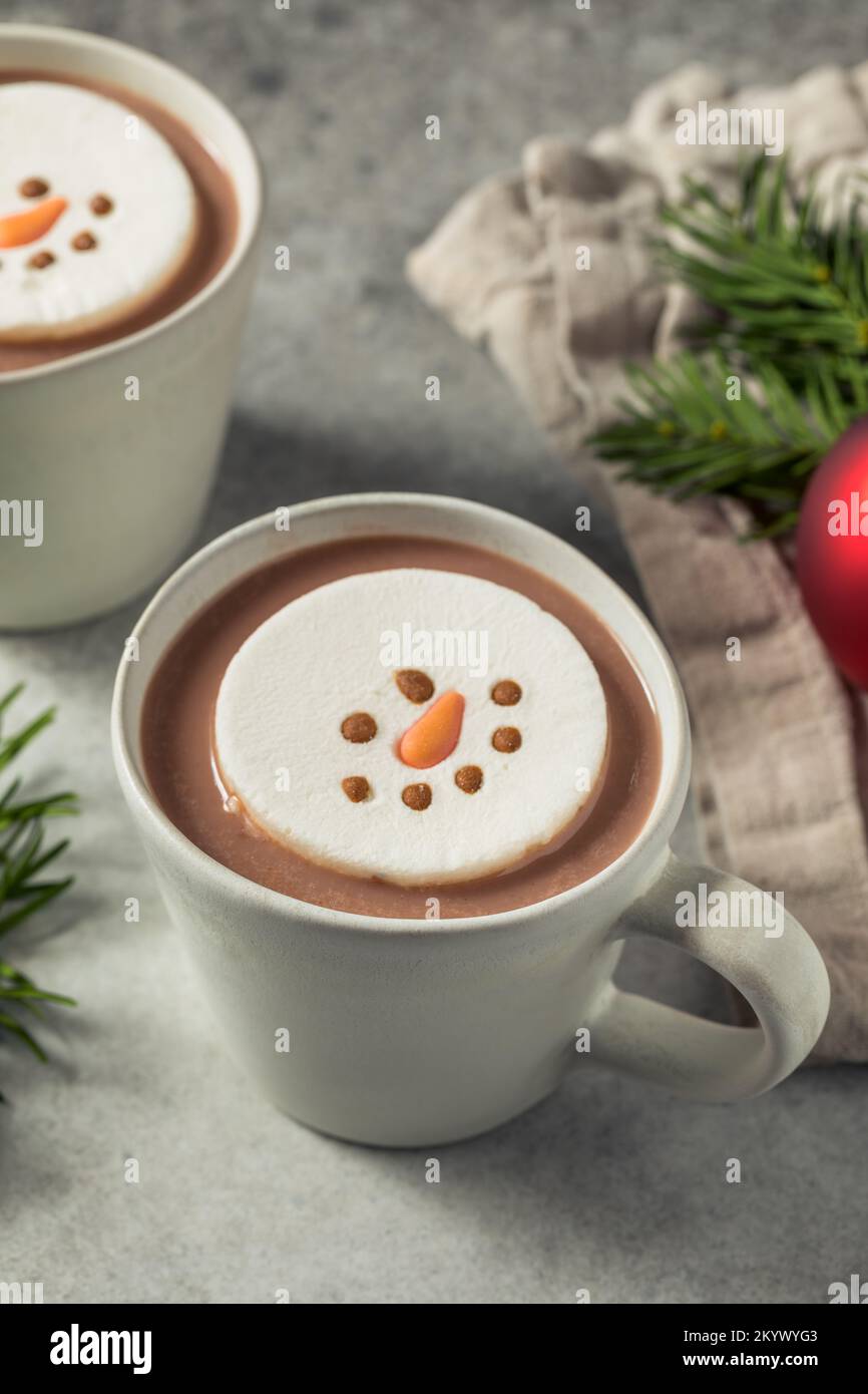 Chocolate caliente con malvavisco de muñeco de nieve listo para beber Foto de stock