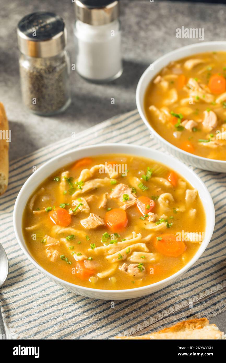 Sopa de pollo con fideos caseros con zanahoria y apio Foto de stock