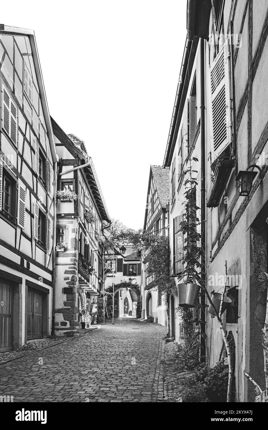 Calle de colores en Kaysersberg Francia Foto de stock