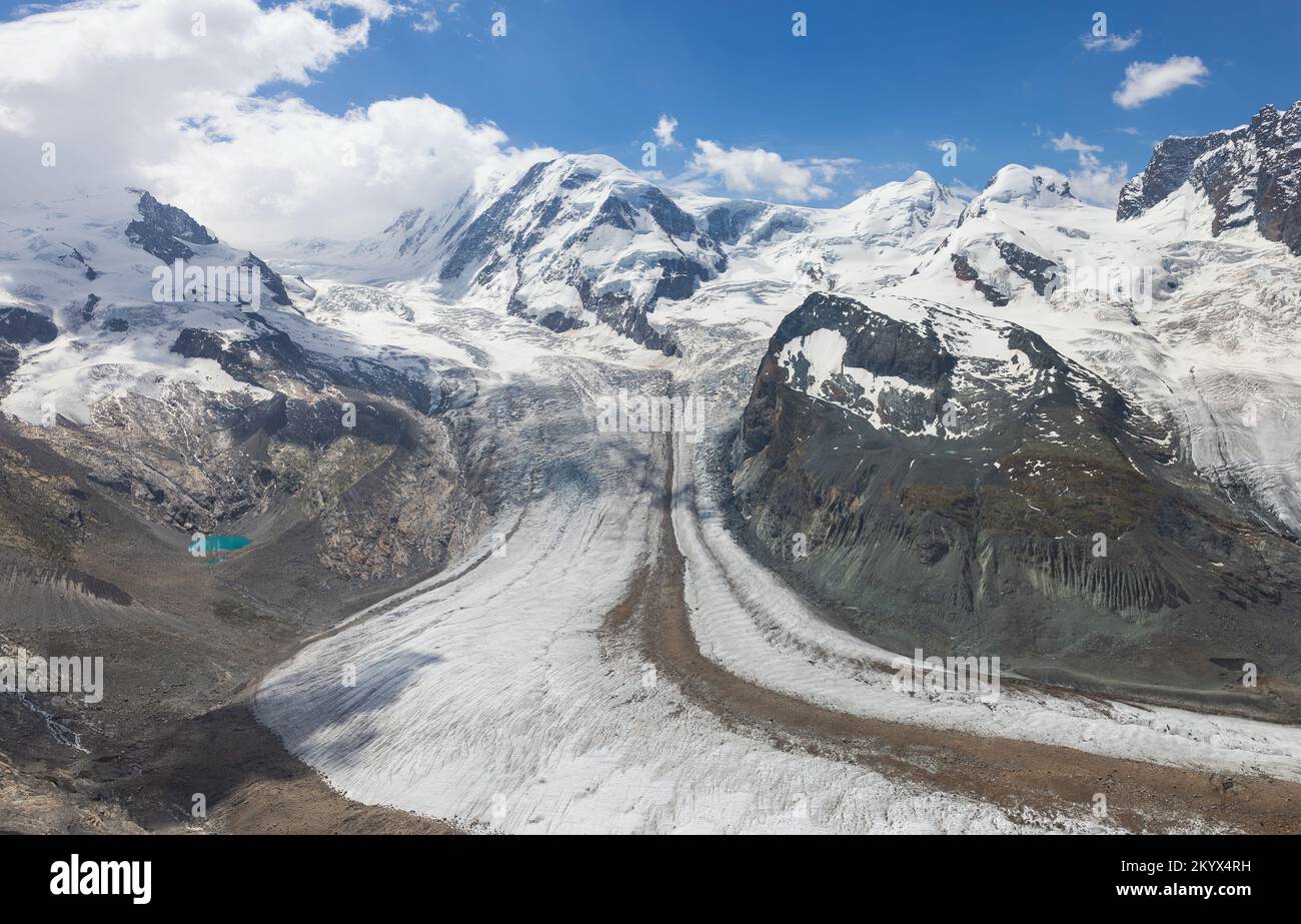 Estación de tren en Gornergrat, Suiza. Matterhorn montaña visible en el fondo Foto de stock