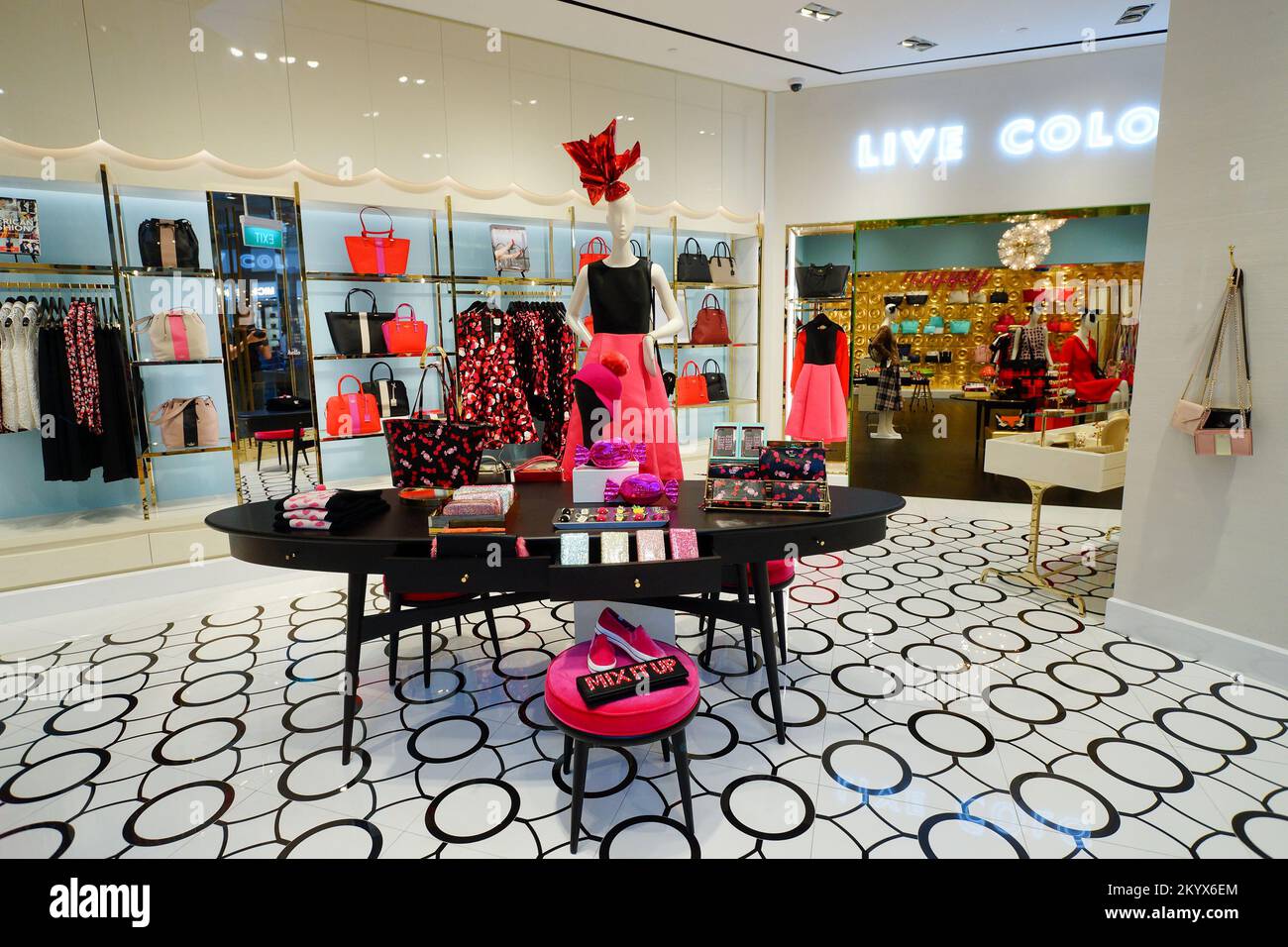 Ministro muerto Preludio SINGAPUR - 08 DE NOVIEMBRE de 2015: Interior de la tienda Kate Spade. Kate  Spade New York es una casa de diseño de moda estadounidense fundada como Kate  Spade Handbags in Fotografía