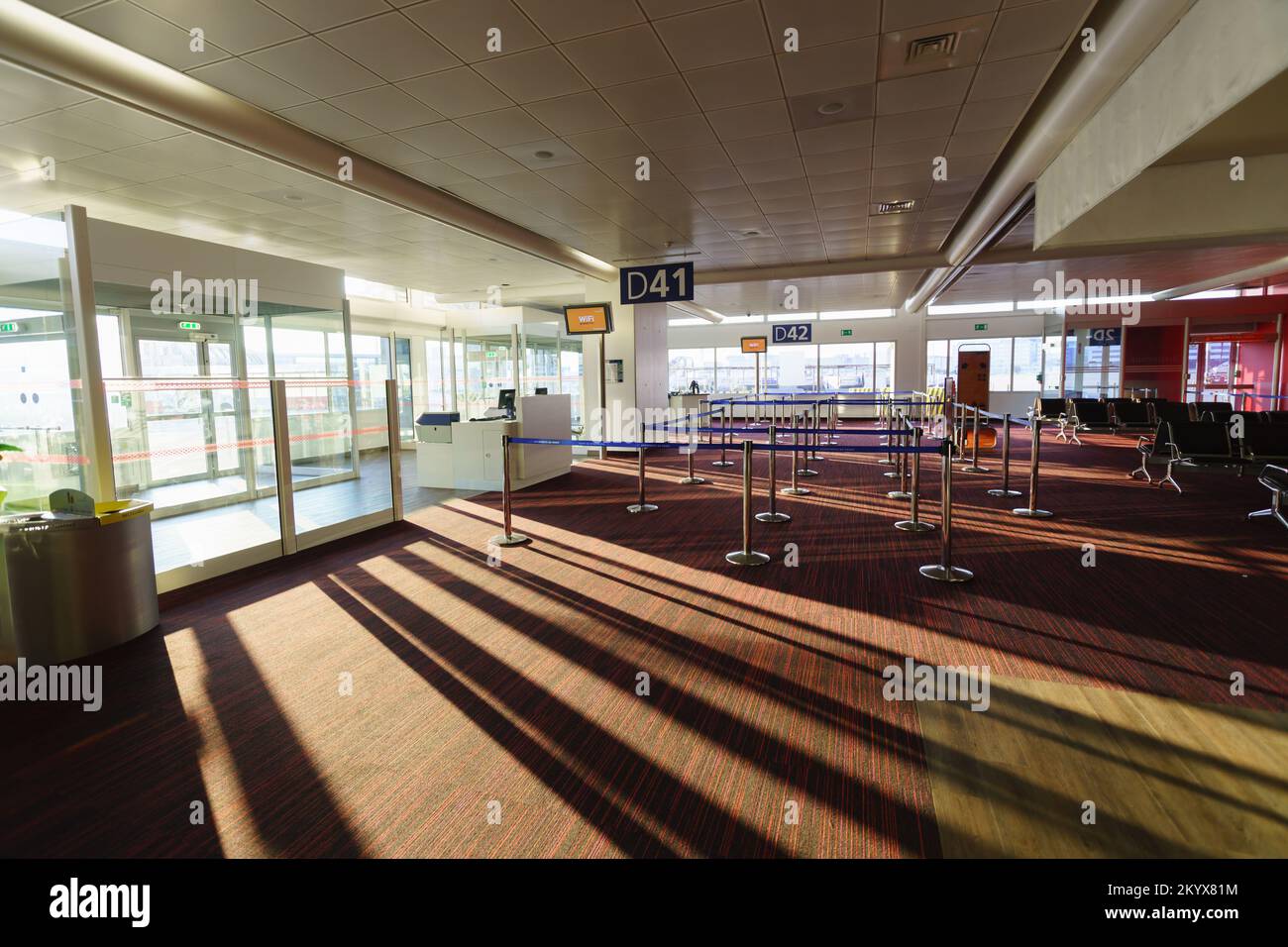 PARÍS 10 DE SEPTIEMBRE de 2014 Interior del aeropuerto Charles de