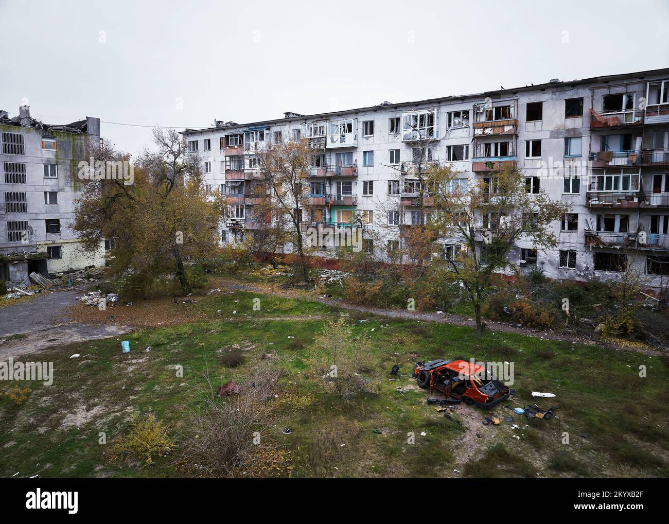 El patio de edificios de apartamentos destruidos en la zona de guerra