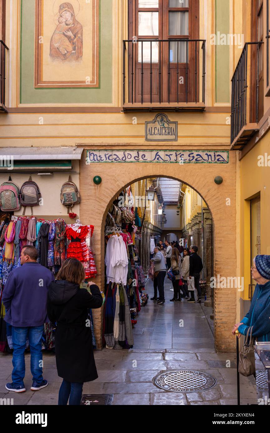 Granada, 27 de noviembre de 2022: “Mercado artesanal” Alcaicería Granada, calle estrecha con bazares moriscos de ropa y artesanía Fotografía de - Alamy
