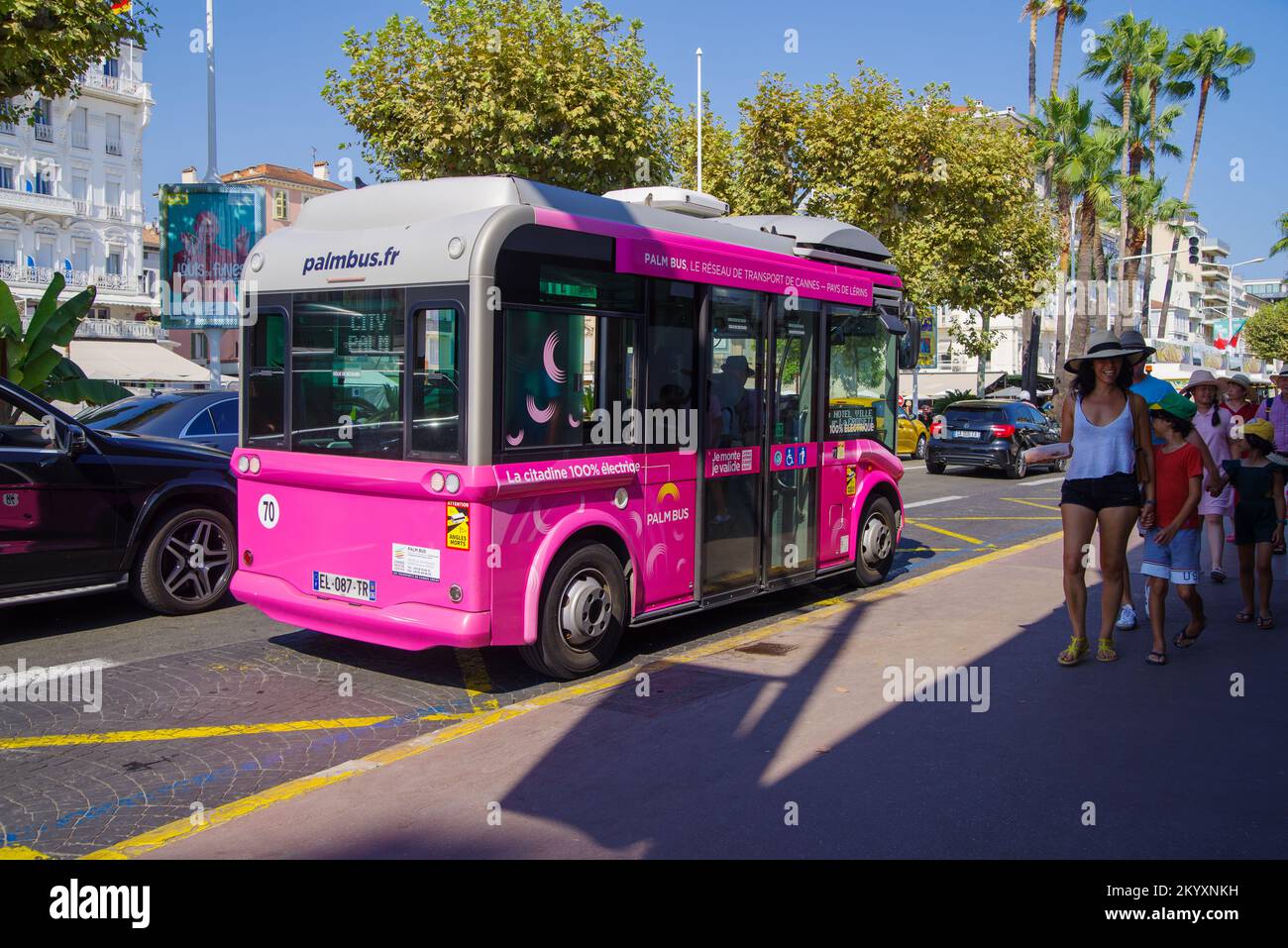 CANNES, FRANCIA - 8 DE AGOSTO de 2022: Transporte público turístico en el centro de Cannes Foto de stock
